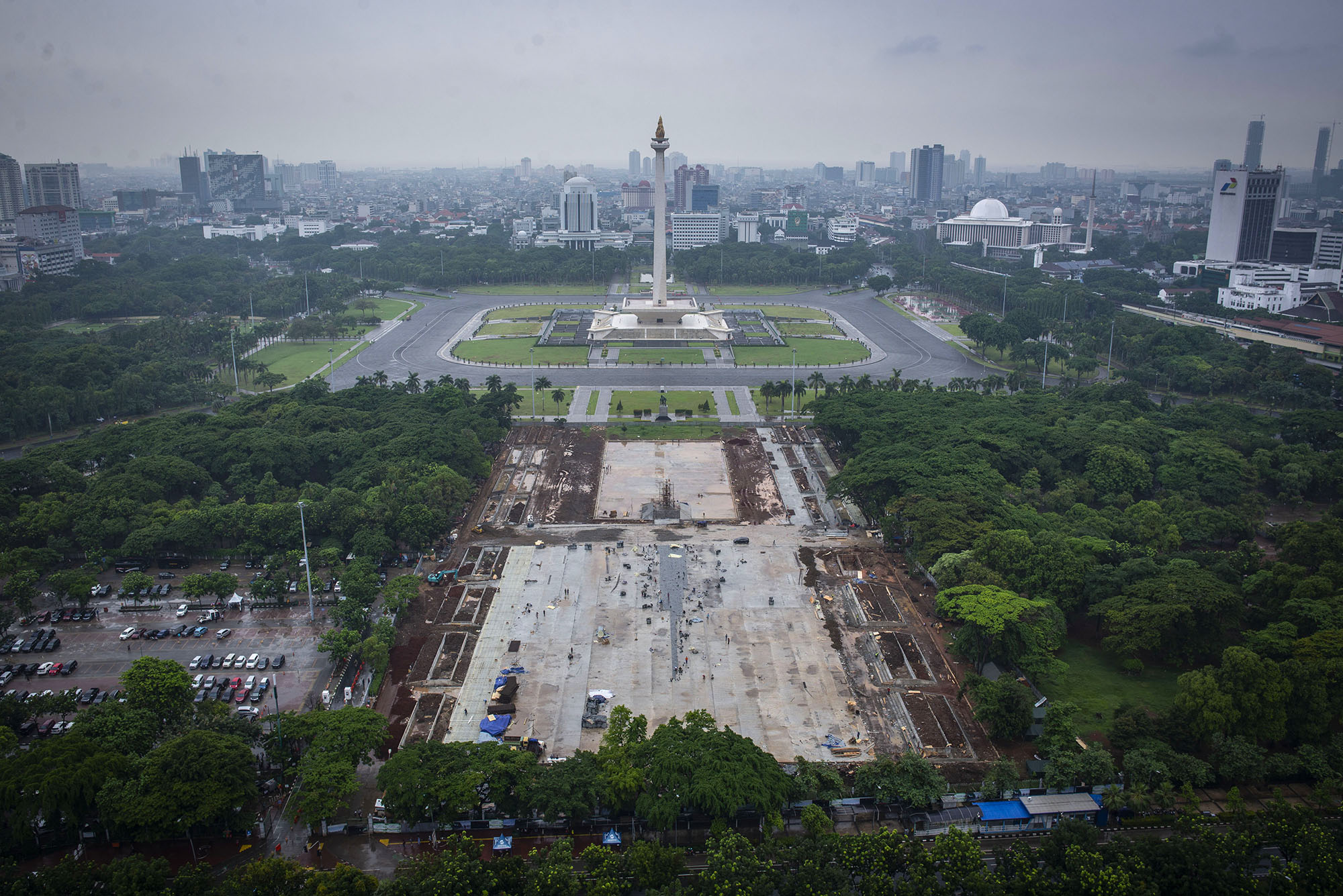 Suasana pembangunan Plaza Selatan Monumen Nasional (Monas) di Jakarta, Senin (20/1/2020).