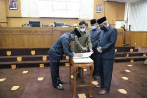 Wakil Walikota Cimahi, Ngatiyana bersama Pimpinan DPRD Kota Cimahi menandatangani persetujuanpembahasan akhir dan pembulatan masalah Rancangan Anggaran Peraturan Daerah (Raperda) tentang Anggaran Pendapatan Belanja Daerah (APBD) murni Kota Cimahi tahun anggaran 2021 ( foto : Oo Hermawan @ Ruang Rapat Paripurna DPRD Kota Cimahi )