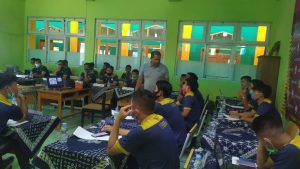 Para peserta kursus pelatihan Lisensi D Nasional ASKAB GARUT sedang mengikuti materi yang diberikan oleh instruktur Deny Syamsudin