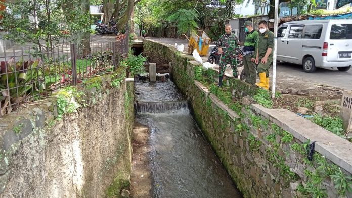 DANSEKTOR 22 Kolonel Inf. Eppy Gustiawan Satgas Citarum Harum Meninjau Sungai Cianting