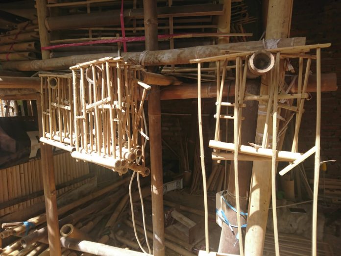 Angklung merupakan salah satu alat musik tradisional asli Indonesia yang sudah Go Internasional
