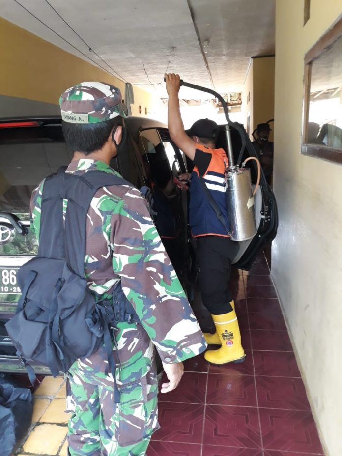 PASCA MENINGGALNYA WARGA DESA CIBUNGUR, YANG TERKONFIRMASI COVID 19, PETUGAS GABUNGAN COVID 19 PARUNG PONTENG, DAN PERANGKAT DESA CIBUNGUR MELAKUKAN PENYEMPROTAN DISINFEKTAN KE RUMAH-RUMAH WARGA