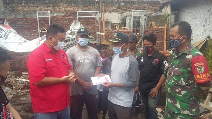 DPC PDI Perjuangan Bantu rumah Marbot yang Ambruk