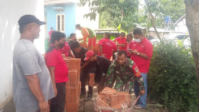DPC PDI Perjuangan Bantu rumah Marbot yang Ambruk
