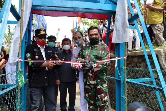 DANREM 062/TN DAN DANDIM 0611/GARUT MENDAMPINGI PANGDAM III/SLW MERESMIKAN JEMBATAN GANTUNG SIMPAY ASIH DI GARUT SELATAN