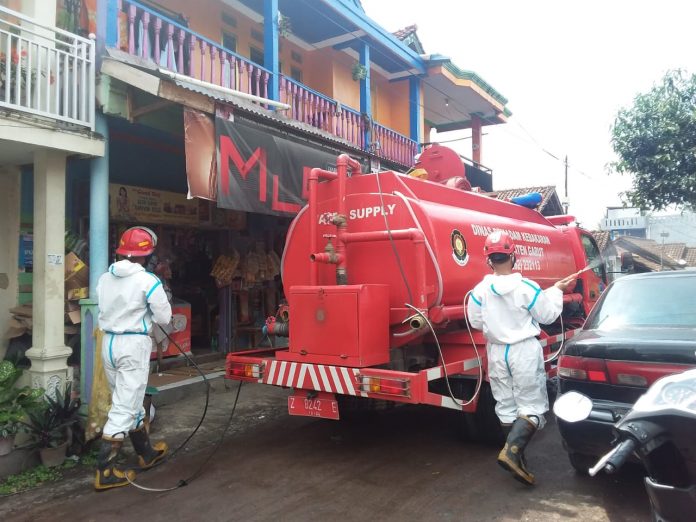 Disdamkar Garut melakukan enyemprotan disinfektan, di Kelurahan Pananjung, Kecamatan Tarogong Kaler, Kabupaten Garut, Sabtu pagi (9/1/2021).