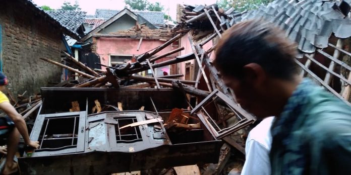 Diterjang Hujan disertai Angin, Rumah Roni Dusun Babakan Jati Drsa Maripari Kec Sukawening Hancur