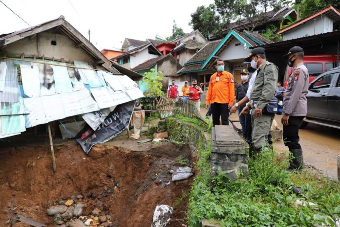 Wabup Garut Tinjau Lokasi Longsor di Singajaya dan Banjarwangi
