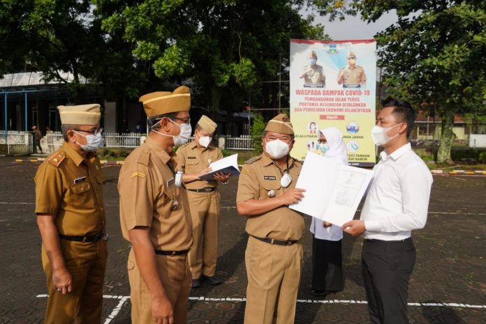 Bupati Garut, Rudy Gunawan memimpin apel penyerahan petikan SK (Surat Keputusan) CPNS (Calon Pegawai Negeri Sipil) Tahun Formasi 2019 di Lapangan Setda, Kecamatan Tarogong Kidul, Kabupaten, Selasa (12/01/2021)
