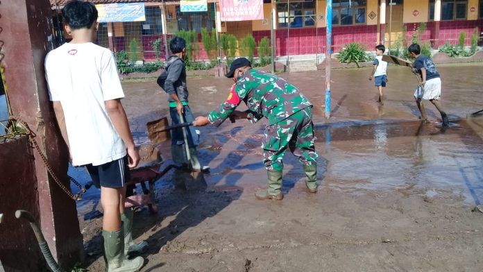 Koramil 1108/Kadungora Kerja Bakti Di Desa Rancasalak dan Desa Karang Mulya Akibat Longsor.