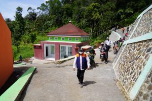 Bupati Garut, Rudy Gunawan, serahkan rumah bantuan kepada korban bencana yang terjadi di awal tahun 2020 kemarin, di Desa Sukamaju, Kecamatan Talegong, Kabupaten Garut,