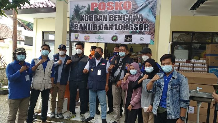 IMG-20210115-WA0003 Wakil Walikota Bandung Turun Langsung Menyalurkan Bantuan Kepada Korban Banjir dan Longsor Cimanggung, Sumedang