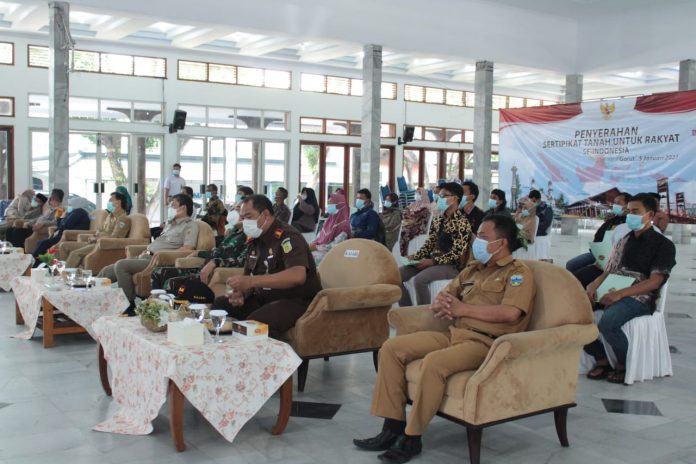 BPN Bagikan 5000 Sertipikat Tanah Secara Simbolis Kepada 30 Orang Warga Garut