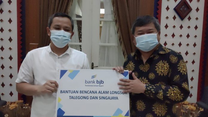 Bupati Garut Rudy Gunawan menerima bantuan secara simbolis dari BJB untuk warga terdampak bencana longsor di Kecamatan Talegong dan Singajaya di Ruangan Pamengkang, Kecamatan Garut Kota, Kabupaten Garut,
