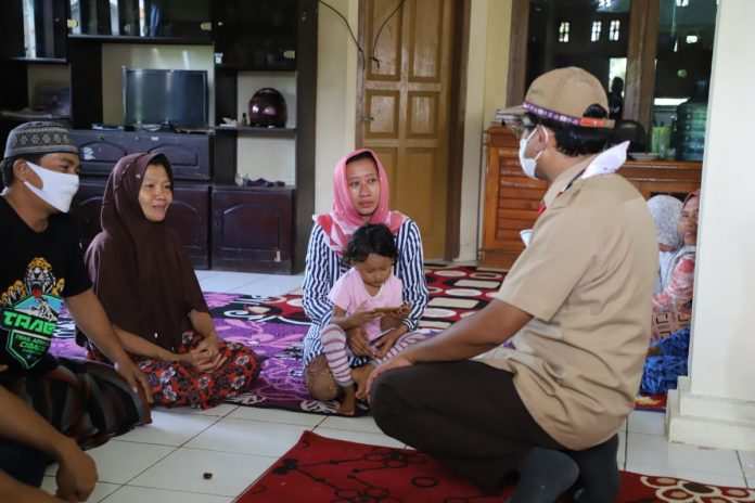 Wakil Bupati Garut, dr. Helmi Budiman, sambangi rumah duka korban hanyut di Kampung Pagembrongan, Desa Karyasari, Kecamatan Cibalong, Kabupaten Garut,