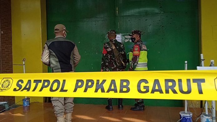 Satuan Tugas (Satgas) Penanganan Covid-19 Kabupaten Garut, melaukan penyegelan sebuah Gelanggang Olah Raga (GOR) di Jalan Sudirman, Kecamatn Garut Kota, Kabupaten Garut,