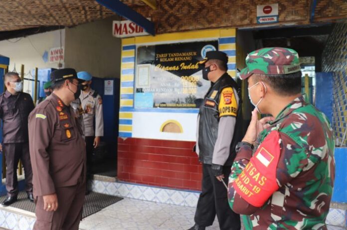Kapolres Garut dan Forkopimda Datangi Kawasan Wisata Cipanas Garut,Petugas segel Tiga Kolam Renang Langgar Prokes Covid-19,