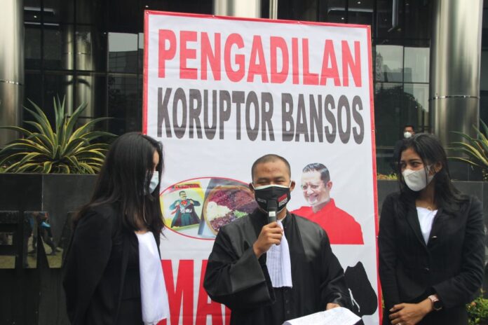 aksi teatrikal Sidang Pengadilan kasus korupsi Bansos Covid-19 yang menjadikan mantan Mensos Juliari tersangka