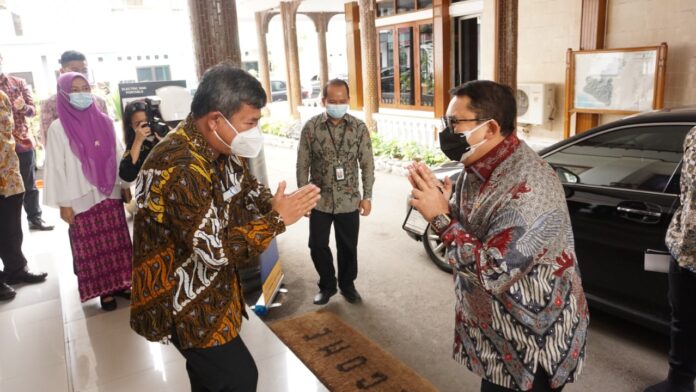 Bupati Garut menerima kunjungan dari BKSAP (Badan Kerja Sama Antar Parlemen) DPR RI (Dewan Perwakilan Rakyat Republik Indonesia) di Ruang Pamengkang,