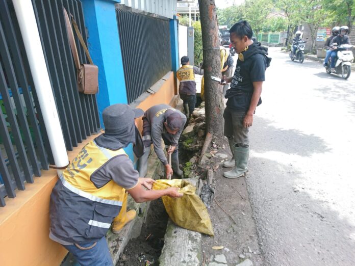 DPU Wilayah Gede Bage Melakukan Kegiatan Rutin Membersihkan Saluran Air