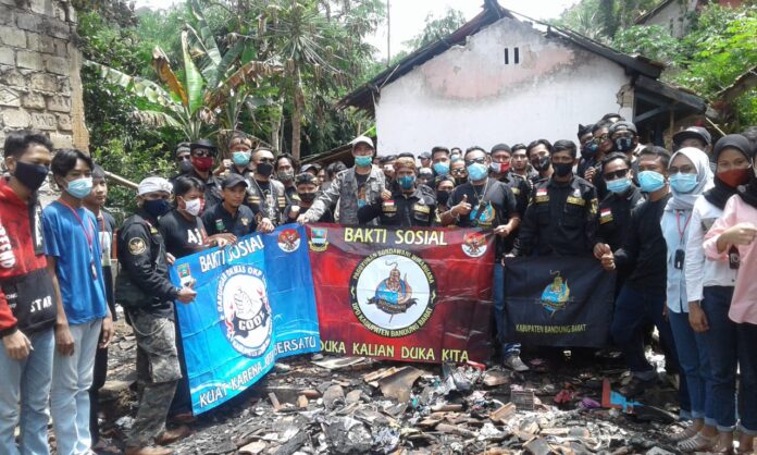 Paguyuban Sundawani Memberikan Donasi Kepada Korban Kebakaran