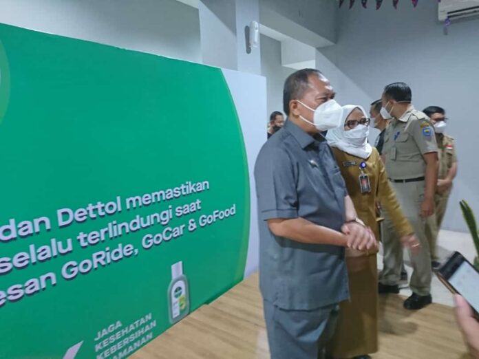 WALI KOTA BANDUNG MEMBERIKAN SAMBUTAN SEKALIGUS MERESMIKAN ACARA "SAHABAT SEKOLAH PEDULI LINGKUNGAN"