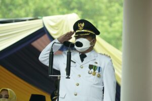Bupati Garut, Rudy Gunawan Bertindak selaku inspektur upacara pada Hari Jadi ke-208 Garut, di Lapang Otto Iskandar Dinata, Alun-Alun Garut, Selasa (16/2/2021).