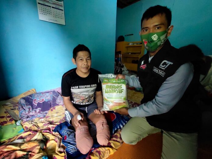 Pak Juhara Yang Kedua Kakinya diamputasi Dan Rumah yang nyaris Rubuh Dapat Bantuan Dari ACT Garut