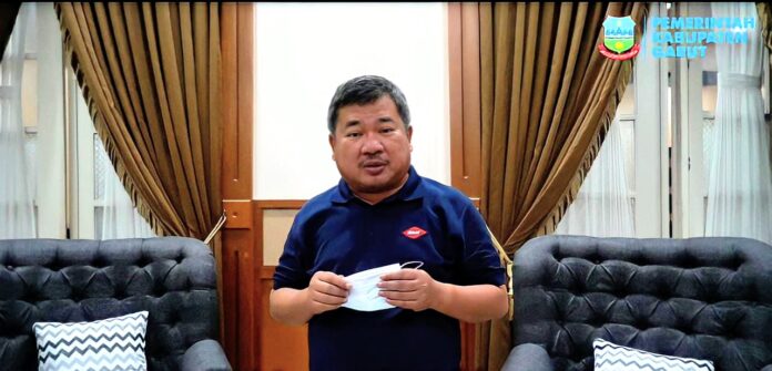 Bupati Garut, Rudy Gunawan, memberikan amanat dalam pembukaan Masa Pengenalan Lingkungan Sekolah (MPLS) di Ruang Pamengkang, Kecamatan Garut Kota, Kabupaten Garut, Senin (19/7/2021).