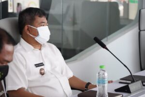 Bupati Garut, Rudy Gunawan bersama Forkopimda, mengikuti Rapat Evaluasi PPKM Darurat di Banten, Jawa Barat dan DKI Jakarta secara virtual melalui aplikasi zoom meeting di Kantor Command Center, Kecamatan Garut Kota, Kabupaten Garut, Senin (21/7/2021).