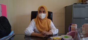 Humas Satgas Penanganan Covid-19 Kabupaten Garut, Yeni Yunieta dan Suasana Sidang Tindak Pidana Ringan (Tipiring) yang dilaksanakan di Posko Penegakan Hukum Bagi Pelanggar PPKM Darurat yang berlokasi di Area Simpang lima, Kecamatan Tarogong Kidul, Kabupaten Garut, Jum'at (23/7/2021).