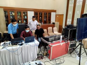 Kru Diskominfo melakukan kerja kolaborasi dalam menyukseskan jalannya prosesi upacara pelantikan kepala desa terpilih, Rabu (28/7/2021)