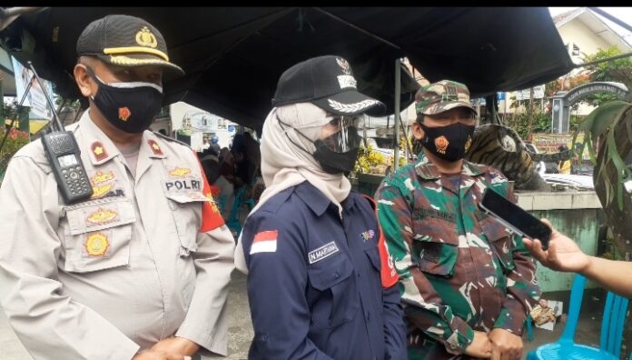 Camat Samarang, Hj Neneng Martiana Sip MSI., didampingi Danramil 1112 dan Kapolsek, gelar vaksinasi massal terus gencar dilakukan dengan pola-pola humanis, edukasi.