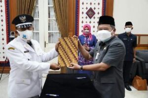 Bupati Garut, Rudy Gunawan, melantik perwakilan Kepala Desa di Ruang Pamengkang, Kecamatan Garut Kota, Kabupaten Garut Rabu (28/7/2021)