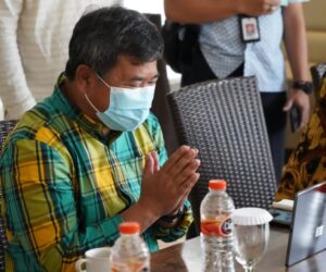 Bupati Garut Rudy Gunawan menghadiri acara Pelantikan Ketua STIE (Sekolah Tinggi Ilmu Ekonomi) Yasa Anggana Masa Bakti 2021-2024 secara virtual melalui aplikasi telekonferensi saat berada di Hotel Harmoni, Kecamatan Tarogong Kaler, Kabupaten Garut, Jum’at (20/8/2021).