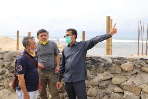 Wakil Bupati Garut, dr. Helmi Budiman, meninjau secara langsung progres pembangunan objek wisata Pantai Sayangheulang yang berlokasi di Desa Mancagahar, Kecamatan Pameungpeuk, Kabupaten Garut, Minggu (22/8/2021)