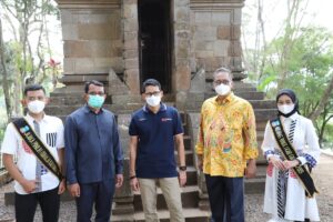 Wakil Bupati Garut, dr. Helmi Budiman menerima kunjungan kerja dari Menteri Pariwisata dan Ekonomi Kreatif (Menparekraf) Republik Indonesia (RI), Sandiaga Salahuddin Uno di Desa Wisata Cangkuang, Kecamatan Leles, Kabupaten Garut, Minggu (22/8/2021).