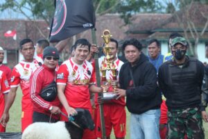 penanggung jawab pelaksanaan turnamen Yusuf Herdiawansyah menyerahkan tropy dan seekor dompa garut kepada PS Milan sebagai juara 1