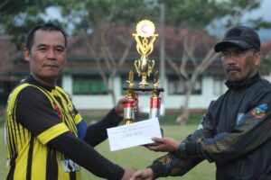 Direktur media Officer Wahyudin Sumantri mewakili Askab PSSI Garut menyerahkan tropy dan uang kadeudeuh kepada Akbar Fc sebagai juara 2