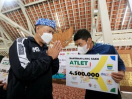 Wali Kota Bandung Lepas Atlet ke PON XX Papua, Jika Pulang Bawa Medali Kadeudeuh Menanti