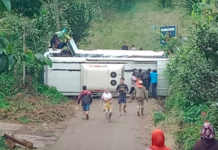 Bus Pariwisata Yang Membawa Rombongan dari Jakarta Terguling Di Gambung, Ciwidey