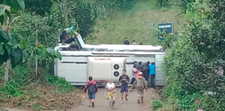 Bus Pariwisata Yang Membawa Rombongan dari Jakarta Terguling Di Gambung, Ciwidey
