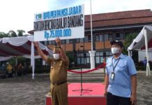 Bupati Garut Terima Titipan Bantuan dari Perpamsi Jabar Untuk Penyintas Banjir Bandang Garut Bupati Kab Garut Rudy Gunawan S.H, M.P, SH. secara simbolis menerima titipan Bantuan Dana dari Perpamsi yang di serahkan oleh H.Aja Rowikarim, Direktur Perumda Air Minum Tirta Intan Kabupaten Garut.