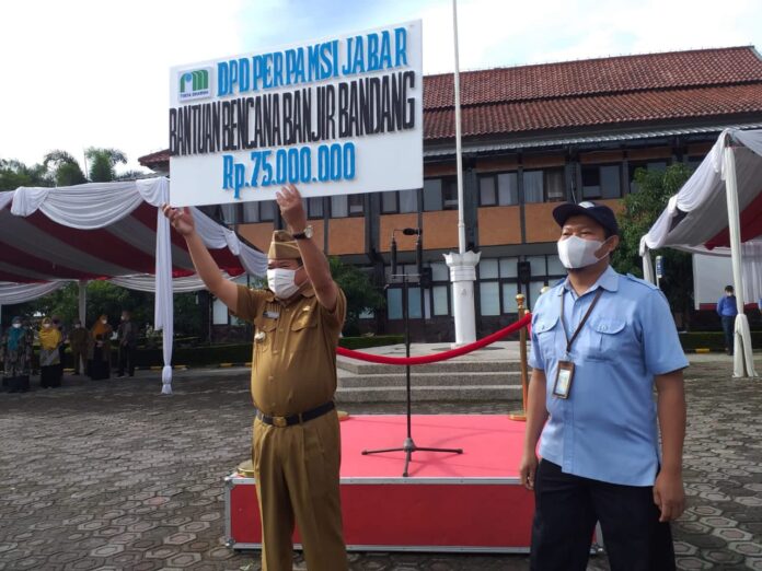Bupati Kab Garut Rudy Gunawan S.H, M.P, SH. secara simbolis menerima titipan Bantuan Dana dari Perpamsi yang di serahkan oleh H.Aja Rowikarim, Direktur Perumda Air Minum Tirta Intan Kabupaten Garut.