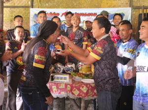 Ketua Kobe FC Aep Saefuloh menyuapi nasi tumpeng kepada Pembina Dede Ahmad Zaelani