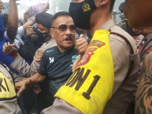 Umuh Muchtar pada saat menghadiri demonstran di Graha Persib, pada Rabu, (10/08/2022). Sumber: Amdiyan Sabiq.