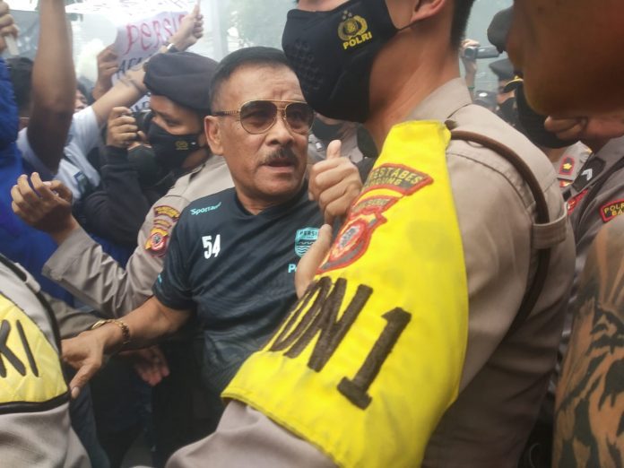 Umuh Muchtar Umuh Muchtar pada saat menghadiri demonstran di Graha Persib, pada Rabu, (10/08/2022). Sumber: Amdiyan Sabiq.