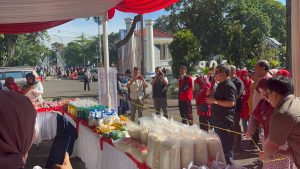 Pelaksanaan Gelar Pangan Murah yang merupakan kerjasama antara Dinas Ketahanan Pangan (DKP) Kabupaten Garut bersama Dinas Ketahanan Pangan dan Peternakan Provinsi Jawa Barat dan Badan Pangan Nasional yang dilaksanakan di Halaman Gedung Pendopo, Kecamatan Garut Kota, Kabupaten Garut, Minggu (20/11/2022).