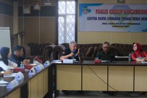 Pelaksanaan FGD Gentra Karya, di Aula Gentra Disnakertrans Garut, Jalan Guntur Cendana, Kecamatan Tarogong Kidul, Kabupaten Garut kamis (1/12/2022)