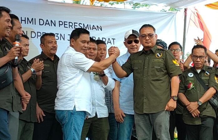 IMG-20230613-WA0021 Bapak Natan Sitompul (baju putih) pembina p3n pusat berjabat tangan Ketua DPD P3N Jabar (Kemeja Hijau)